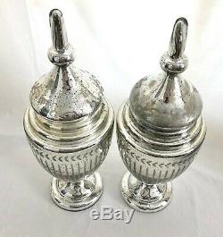 Une Paire De Vintage Grand Sculpté Et Gravé, Verre Footed Mercury Urnes, Vases Withlids