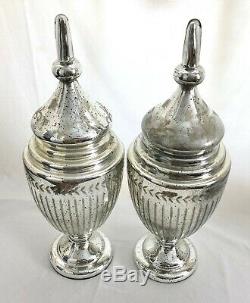 Une Paire De Vintage Grand Sculpté Et Gravé, Verre Footed Mercury Urnes, Vases Withlids