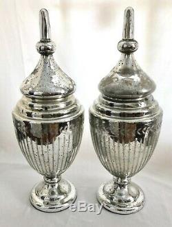 Une Paire De Vintage Grand Sculpté Et Gravé, Verre Footed Mercury Urnes, Vases Withlids