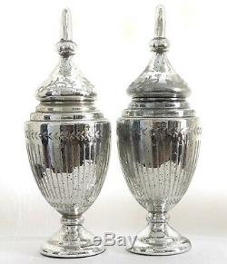 Une Paire De Vintage Grand Sculpté Et Gravé, Verre Footed Mercury Urnes, Vases Withlids