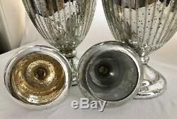 Une Paire De Vintage Grand Sculpté Et Gravé, Verre Footed Mercury Urnes, Vases Withlids