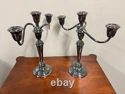 Une paire de bougeoirs candelabres en argent plaqué vintage pondérés