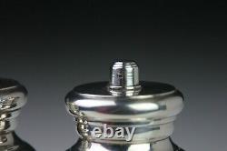 Une paire de moulin à poivre/broyeur en argent sterling anglais VTG avec mouvement Peugeot