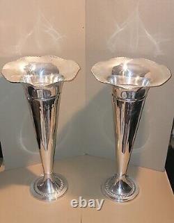 Une paire de vases en métal argenté vintage en forme de flûte 12x24 magnifiques