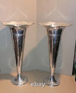 Une paire de vases en métal argenté vintage en forme de flûte 12x24 magnifiques