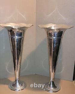Une paire de vases en métal argenté vintage en forme de flûte 12x24 magnifiques