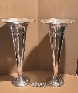 Une paire de vases en métal argenté vintage en forme de flûte 12x24 magnifiques