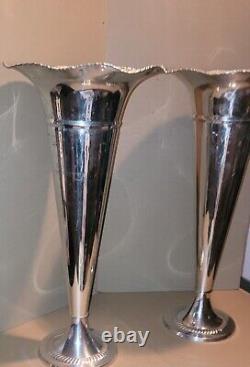 Une paire de vases en métal argenté vintage en forme de flûte 12x24 magnifiques