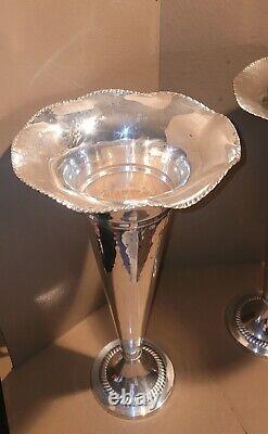 Une paire de vases en métal argenté vintage en forme de flûte 12x24 magnifiques