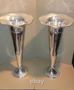 Une paire de vases en métal argenté vintage en forme de flûte 12x24 magnifiques