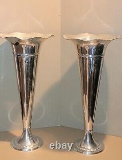 Une paire de vases en métal argenté vintage en forme de flûte 12x24 magnifiques