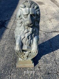 Vtg Paire Cast Iron Lion Tenant Bouclier Jardin Statuaire 31x10 Sculpture Pelouse