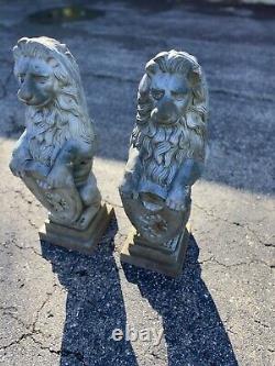 Vtg Paire Cast Iron Lion Tenant Bouclier Jardin Statuaire 31x10 Sculpture Pelouse